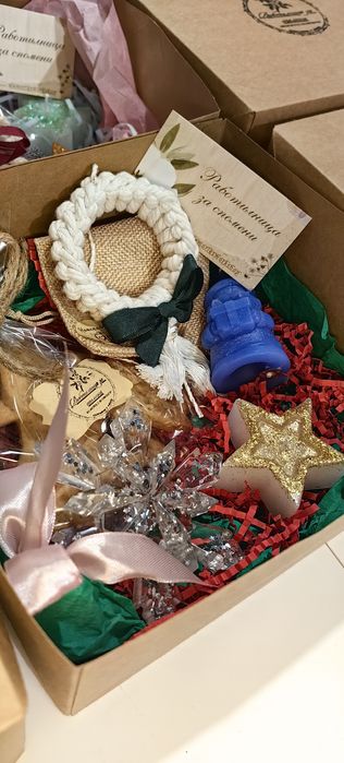 Подари различна Коледа