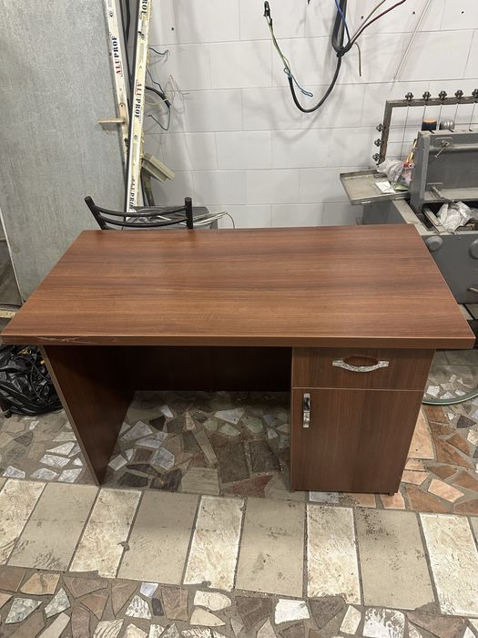 Продаю Комплект мебели для офиса/дома: стол, тумба, стеллаж