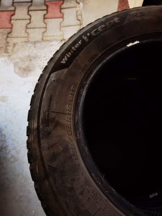 Vând anvelope iarnă Hankook 195 65 R15