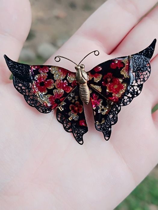 Brosa vintage fluture filigran cu email și flori roz