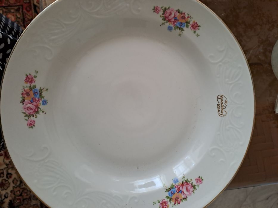 Продам два блюдо новые советского производства диаметром 30 и36 см