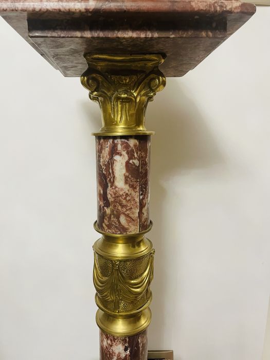 Postament de marmura  cu ornamete din bronz dore