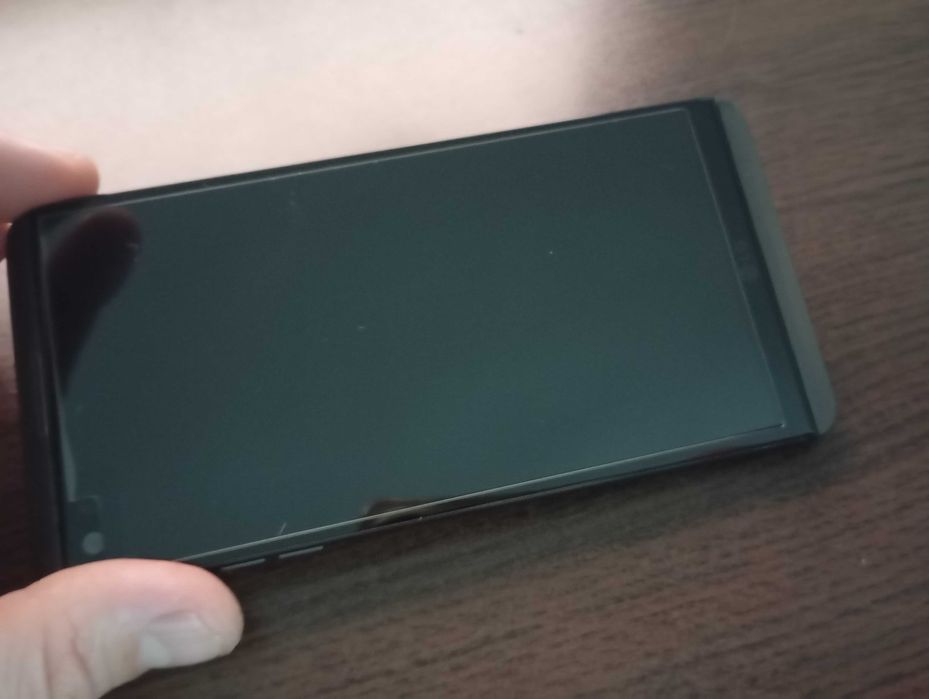 Lg v20 супер състояние , чисто нова батерия, кейсове и протектор