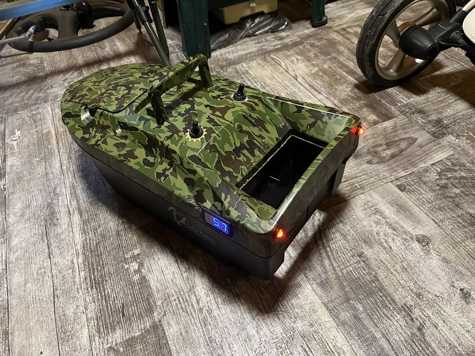 Лодка за захранка DEVICT