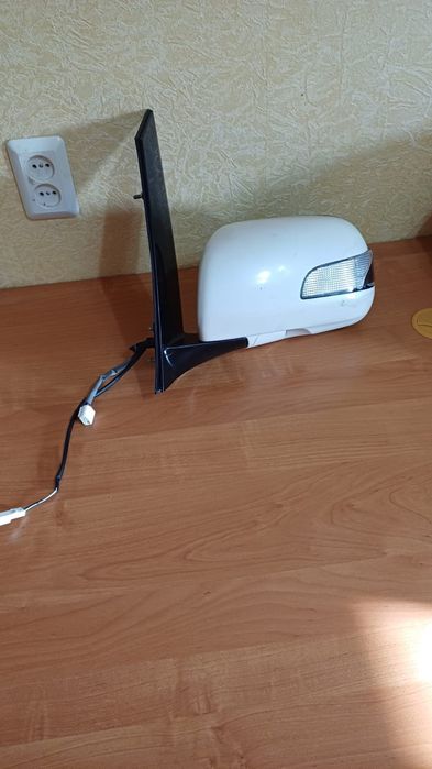 Боковое левое зеркало на Aльфард.