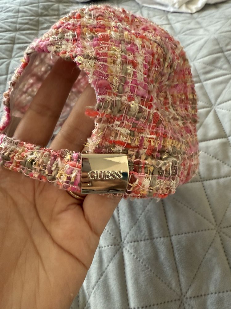 Дамска шапка Guess