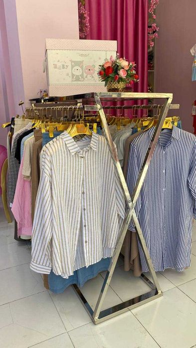 Ayollar kiyim do'koni polkalari, ilgichlari, hamma narsasi sotiladi