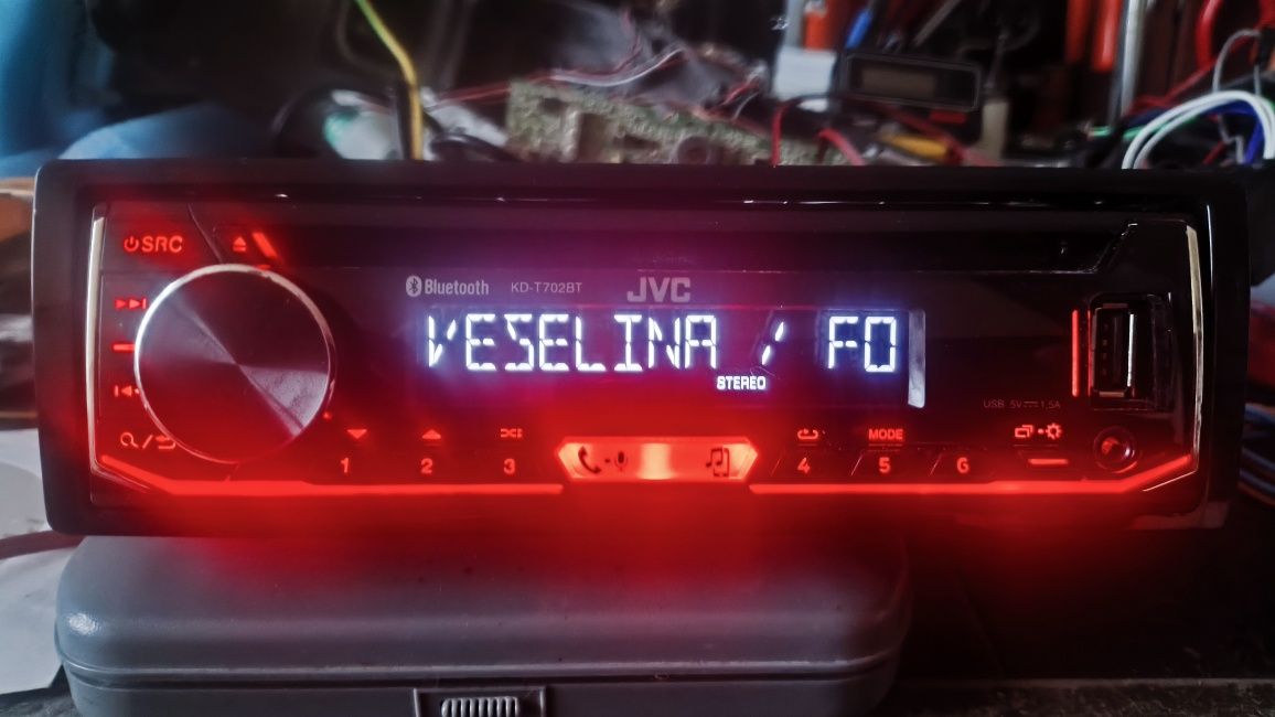 CD-плейър с USB, AUX вход и Bluetooth JVC KD-T702BT