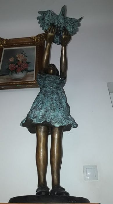 statuie de colectie din bronz fetita cu porumbel