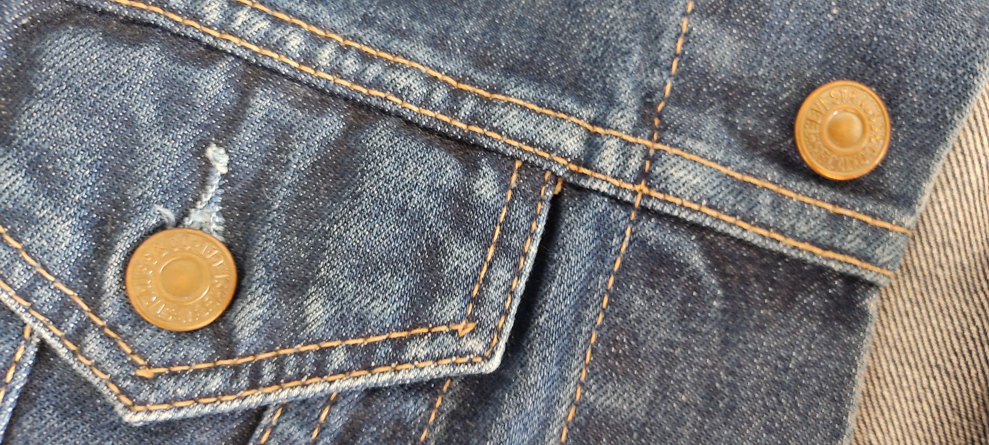 Продавам ново дънково дамско яке Levi's ,размер S