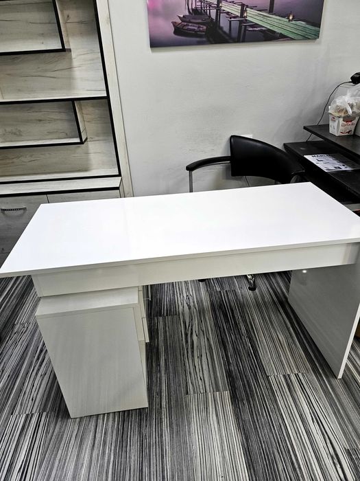 Продавам бюро за маникюр