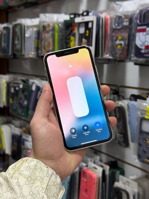Iphone 11 64 gb Xolat Zor ochilmagan yomkst 78 hama joyi ishlid ayb yo