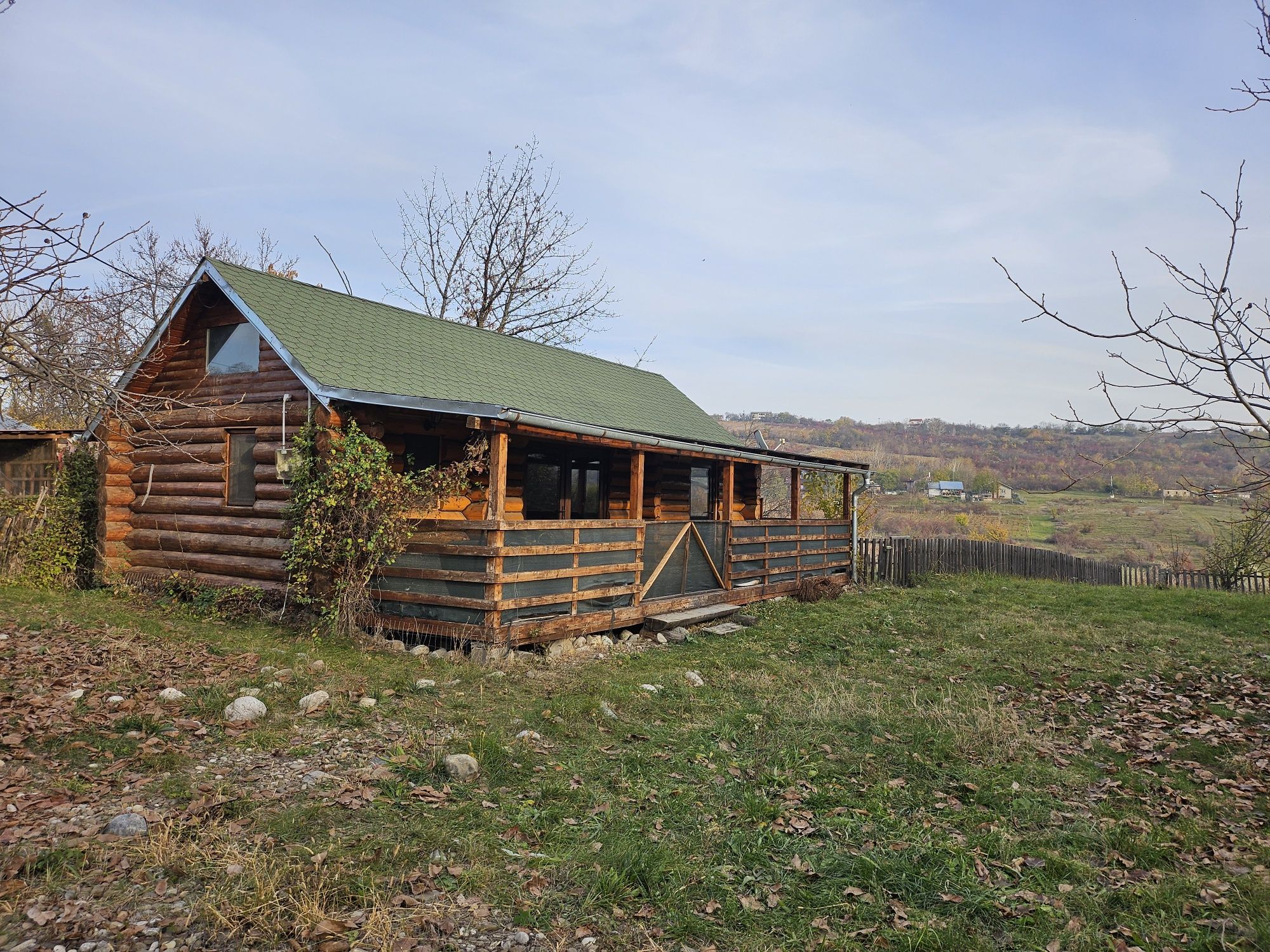 Vând casa din lemn rotund, mobilata și utilata complet
