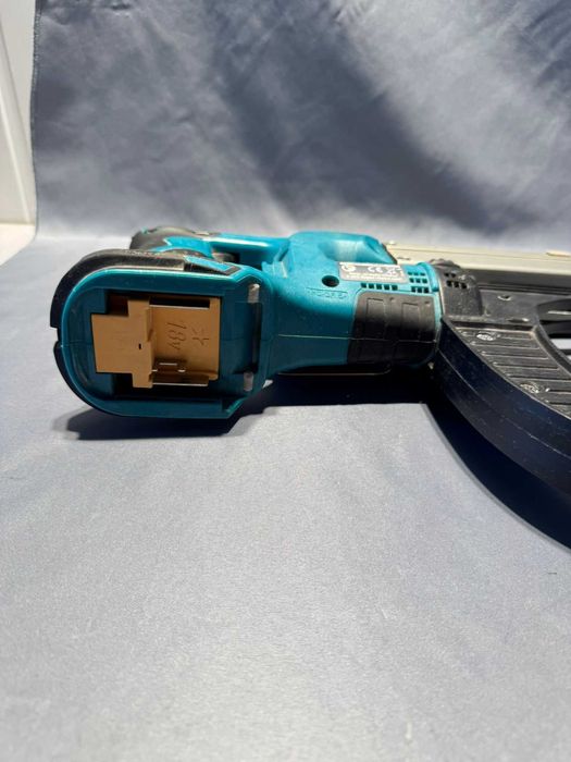 Makita DFR550 + 9.000 șuruburi 40mm – autofiletant cu bandă