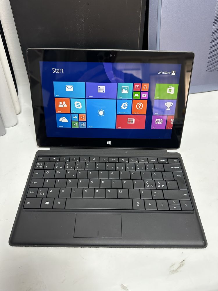 Tableta MICROSOFT Surface RT- QUAD CORE -32 Gb + tastatura cu touchpad