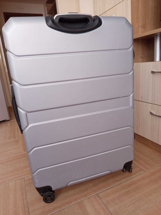 Куфар  с колелца с вместимост 90л.