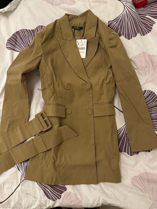 Пиджак , в бежевом цвете.