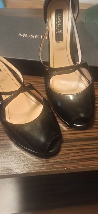 Pantofi din piele lăcuită