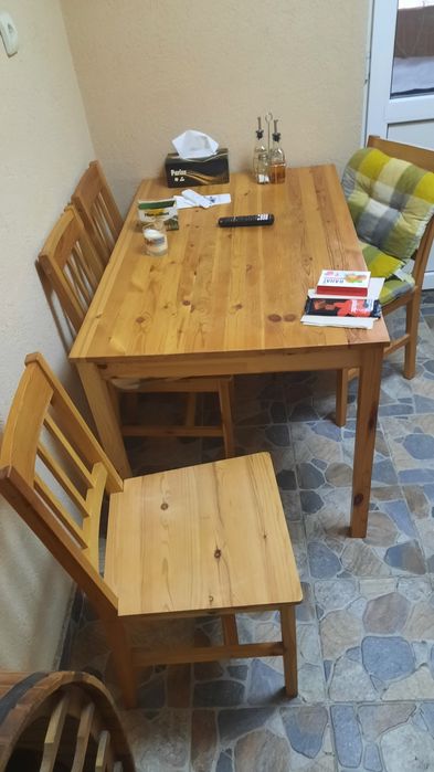 Masa de bucatatie din lemn.