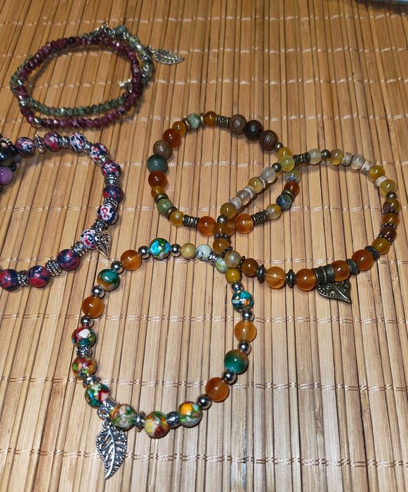 Гривни от полускъпоценни камъни. Подаръци за коледа.