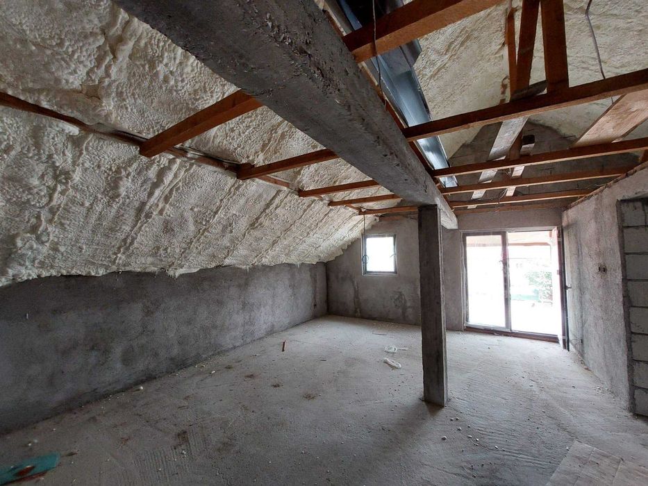 Izolatie Mansarde pod acoperis spuma poliuretanica deschisa - inchisa