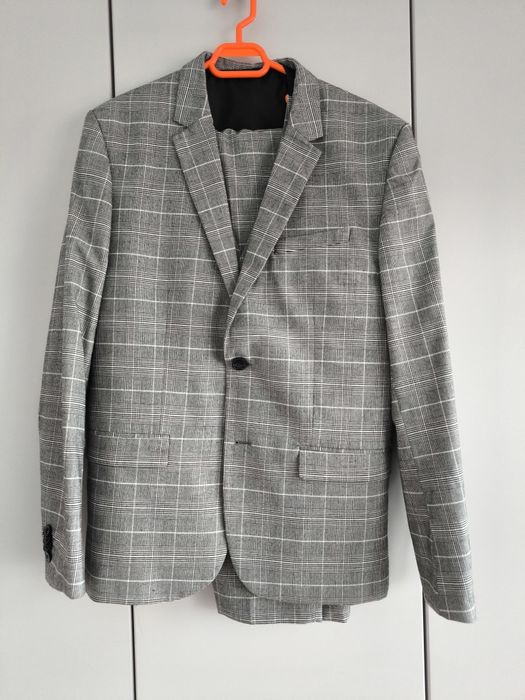 Costum gri in carouri