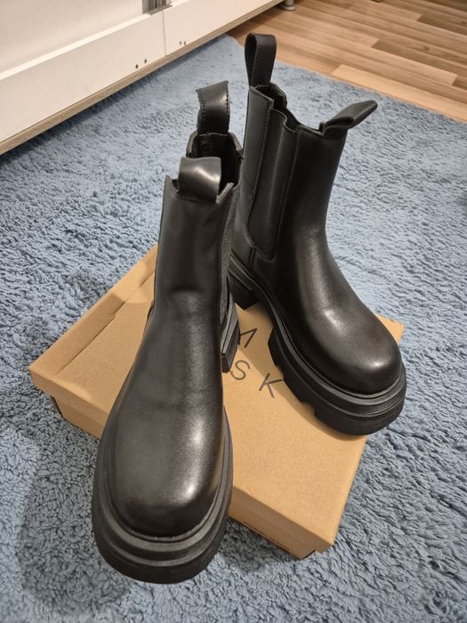 Ghete noi Musk, cu etichetă