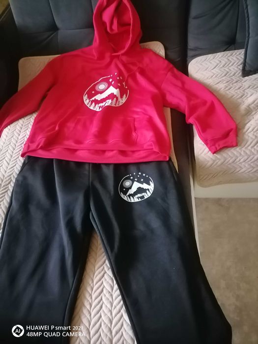 Продаю спортивный костюм.