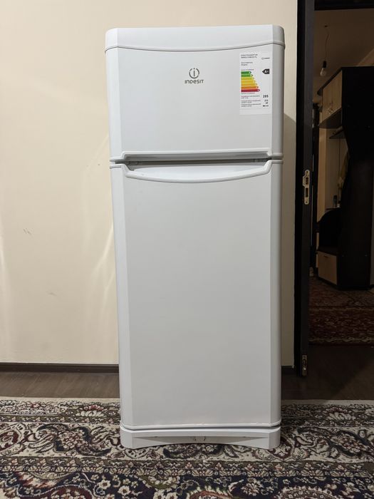 Indesit muzlatgichi sotiladi