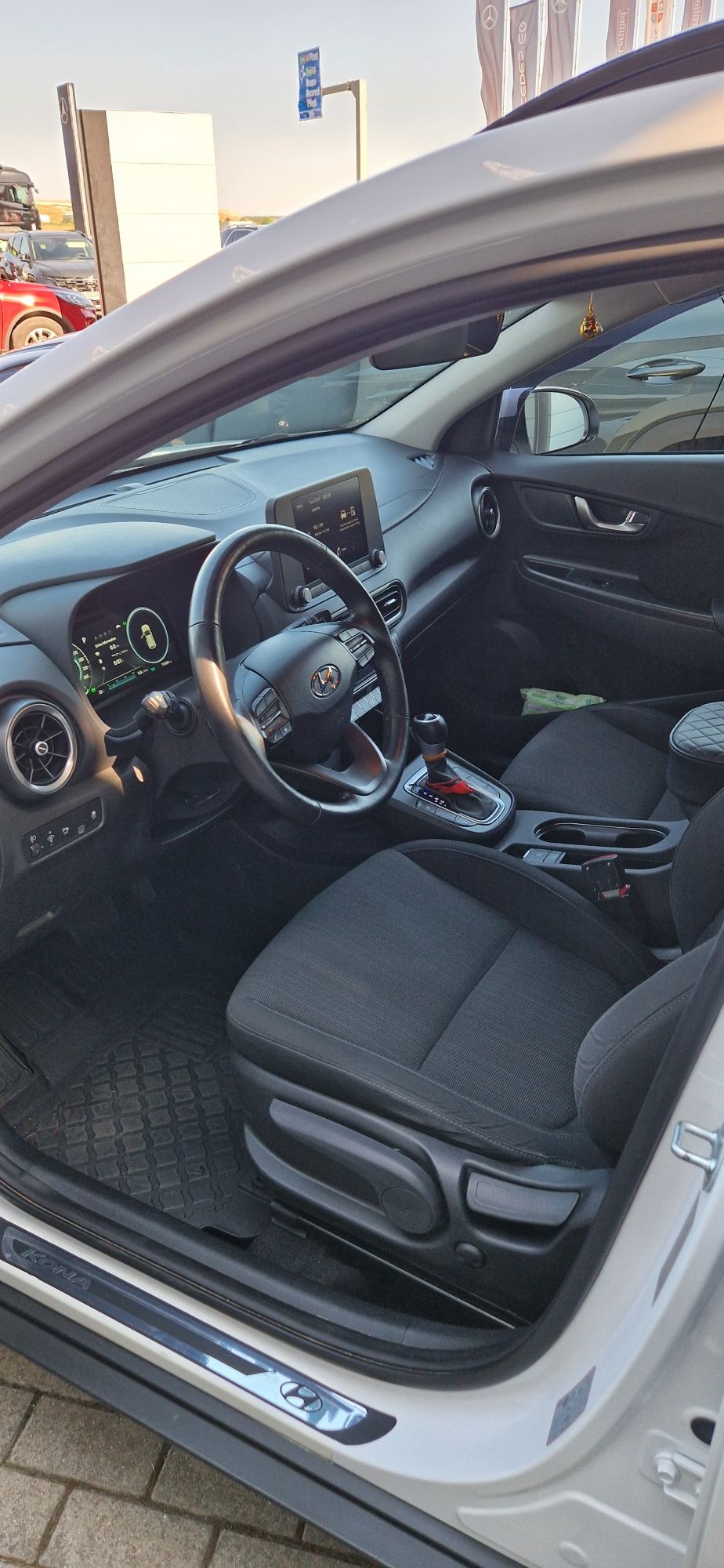 Vând Hyundai kona hibrid