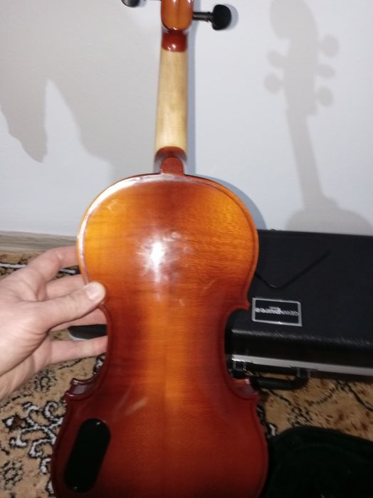 Vand vioară care se poate canta și la rece și electric