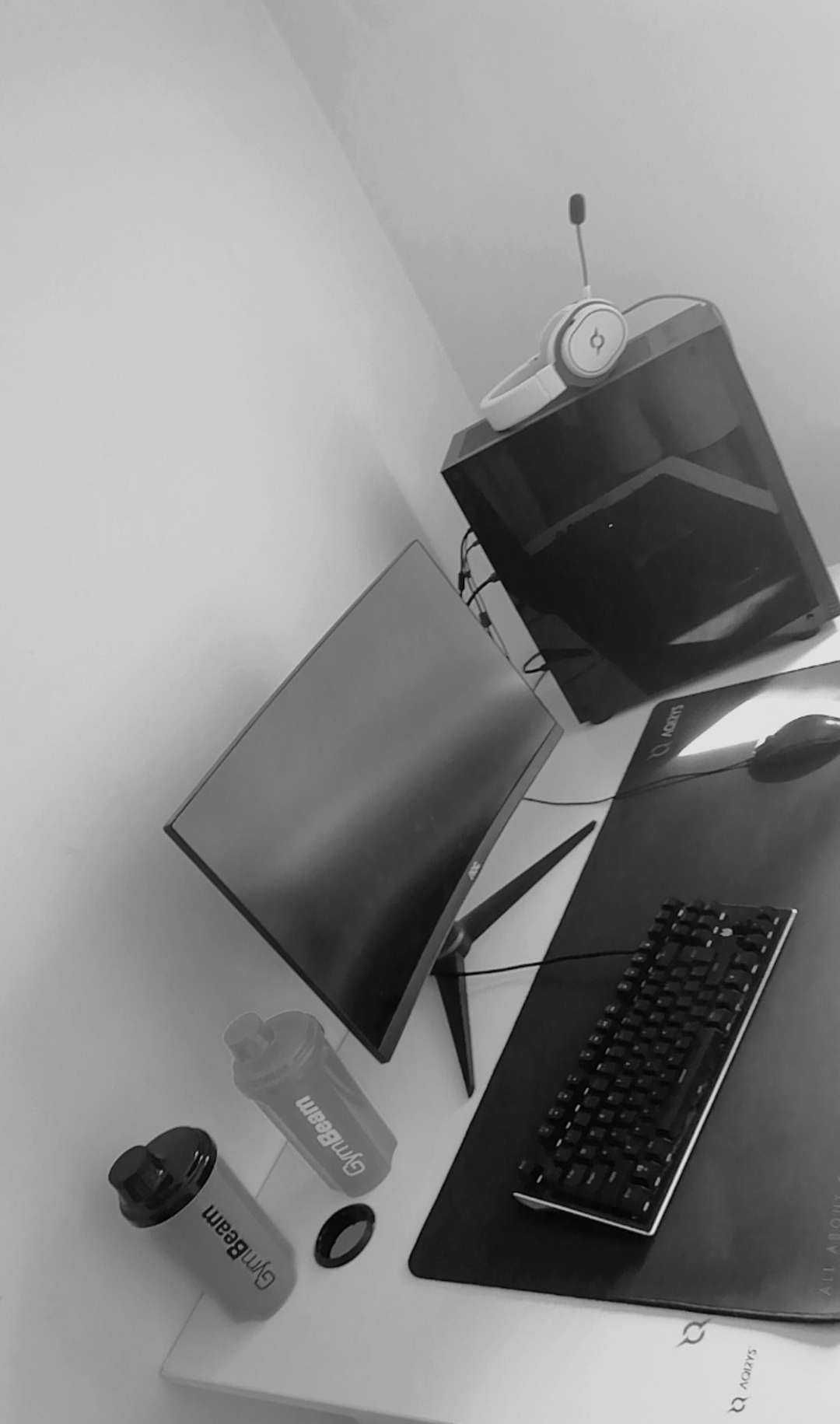 Setup Gaming- Monitor, PC, Casti, Mouse.