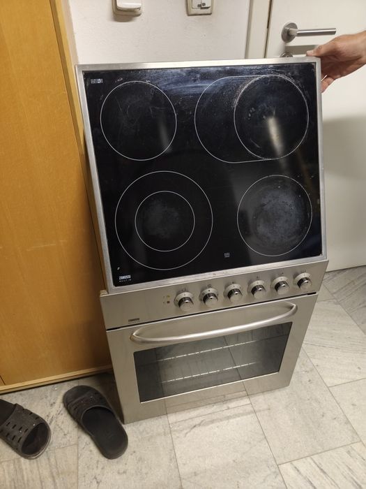 Электрическая  плита в отличном состоянии работает на