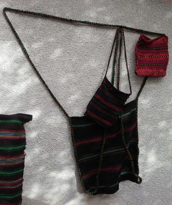 Автентични  фолклорни вещи: торбички, люлка/цедилка и черга/пътека