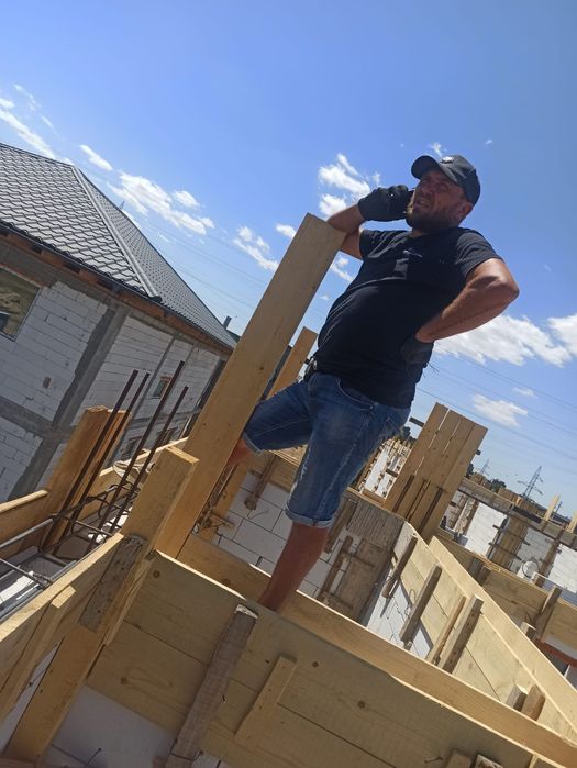 Execut lucrări: Case,Vile la roșu Acoperișe Garduri  placi