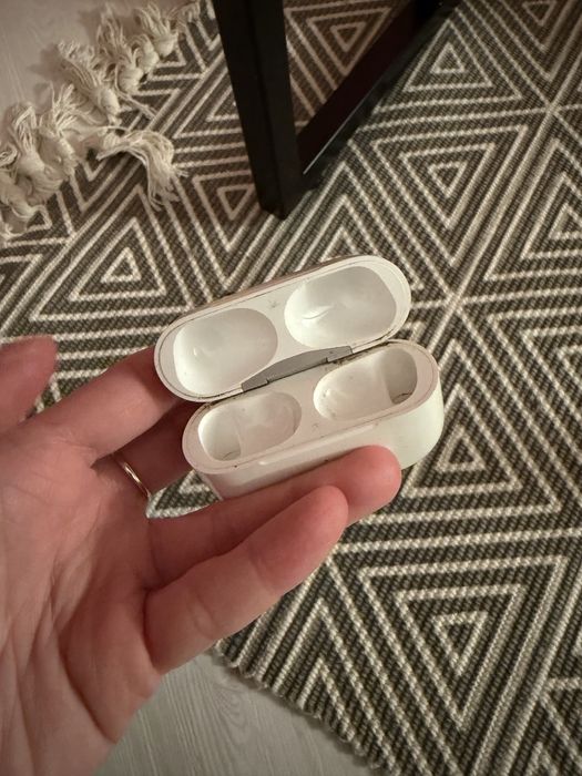 Само кутия на Airpods 2 Pro