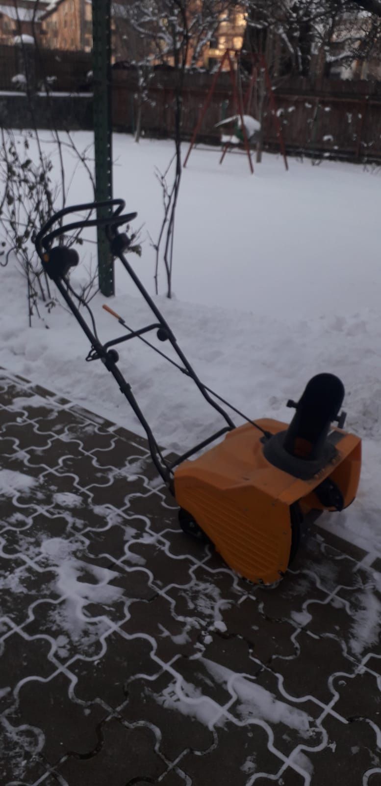 Vând mașina electrică de dat zapada