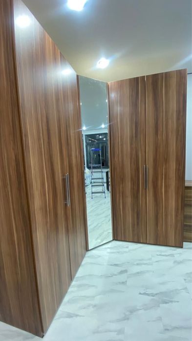 Шкаф с зеркалом в три открывания