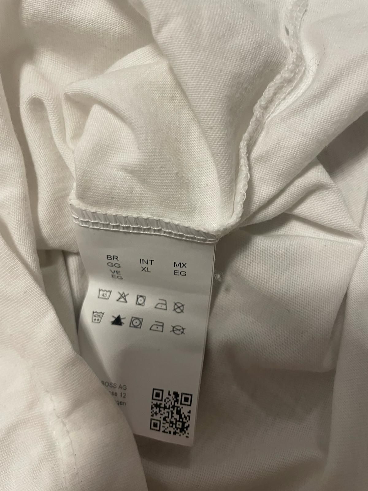 Tricou Hugo Boss mărimea xl dar merge la M/L