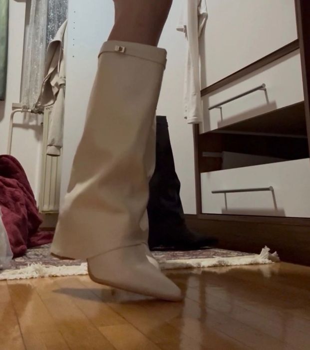 Тренди ботуши на дебел ток.