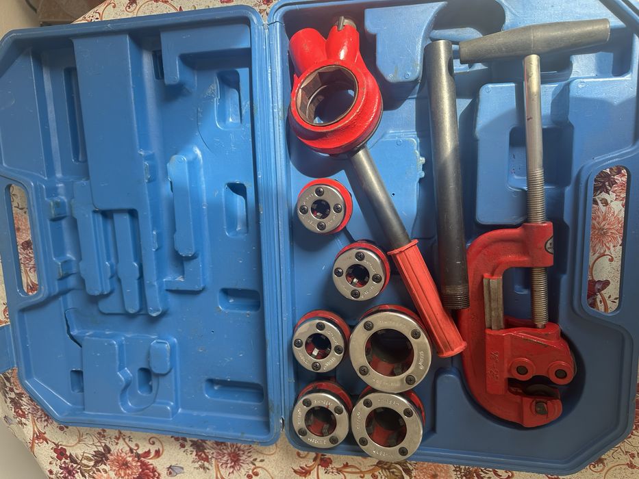 Set de filiere și tarozi pentru țevi