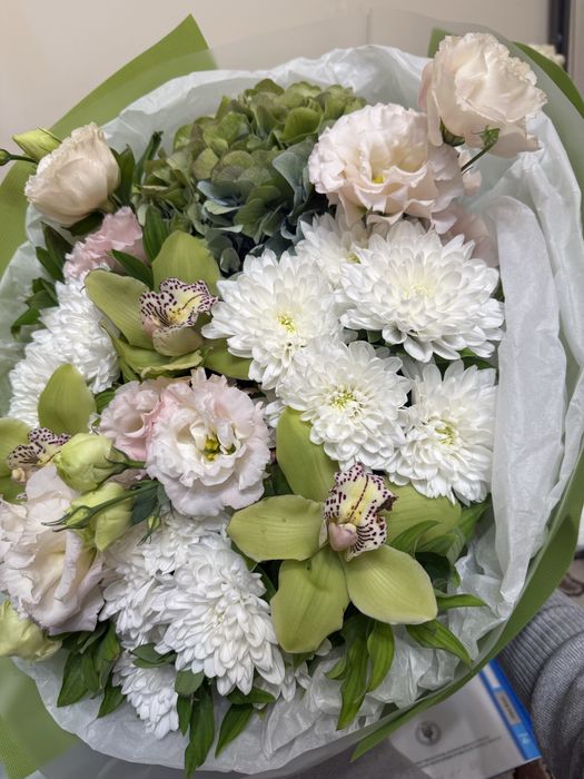 Цветы свежые сегодняшний отдам хорошей цене.