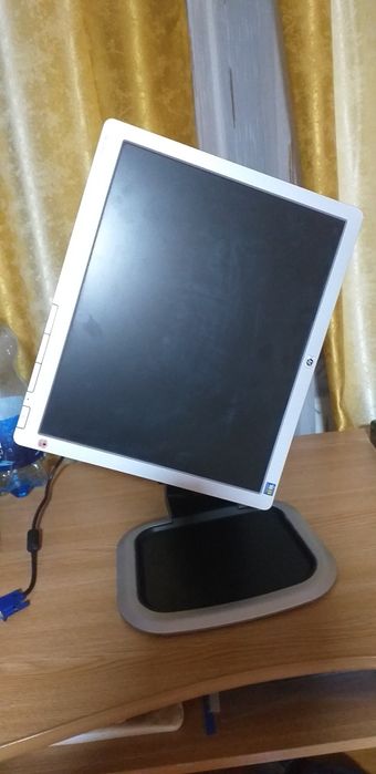 Monitor rotativ  HP L 1750,  17 inch