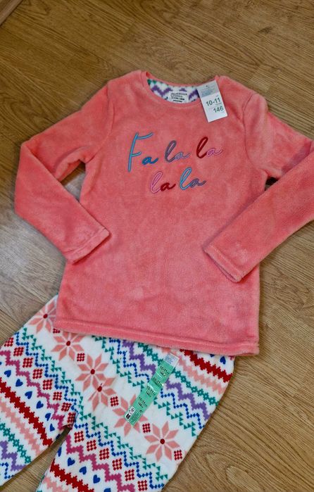 Pijama groasa de iarna, masura 146 (10/11 ani) este NOU cu eticheta