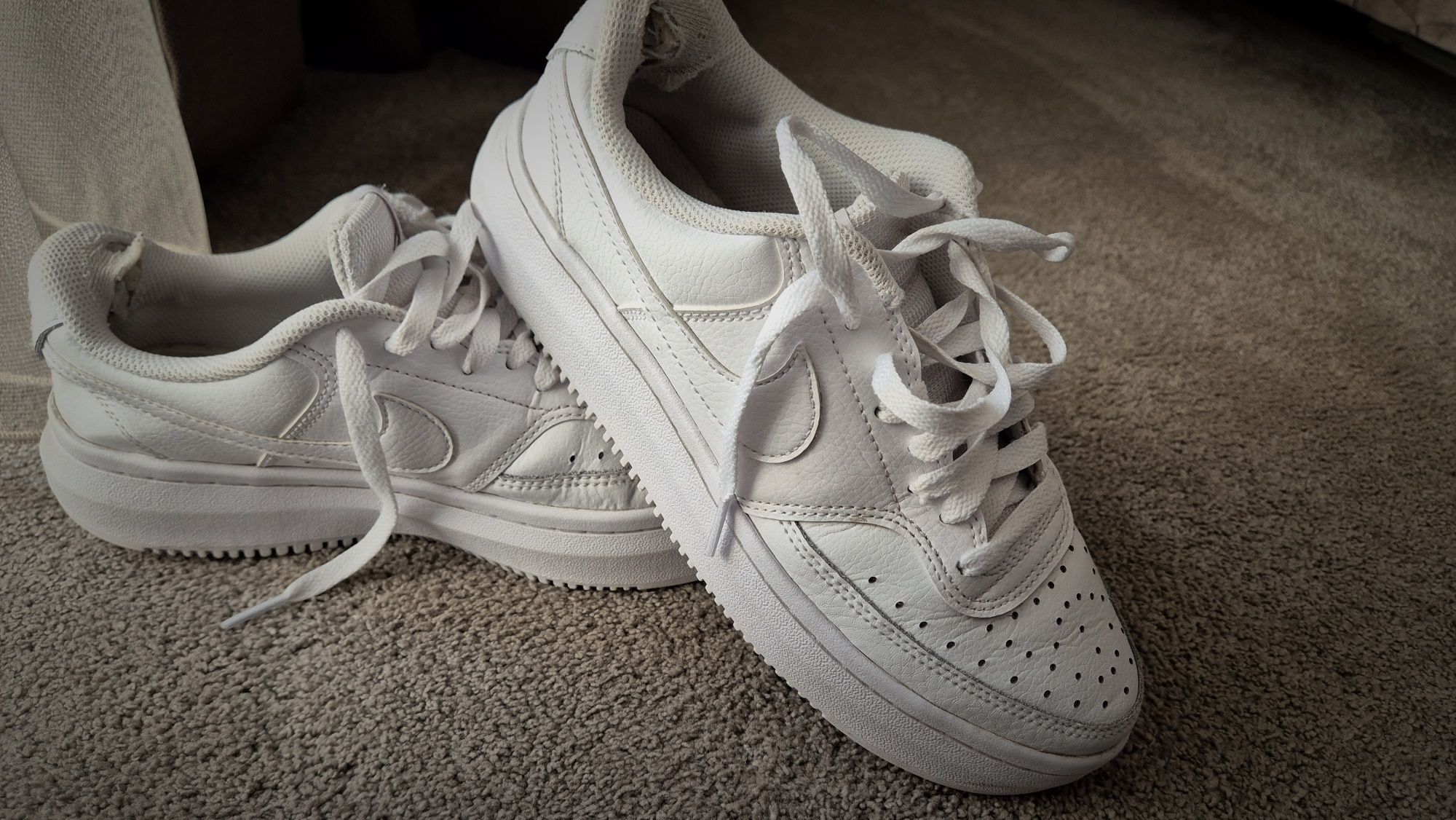 Бели кецове Nike