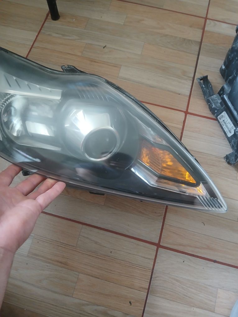 Faruri ford focus 2 cu lupa și xenon