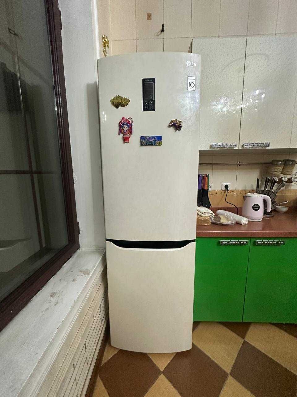 Продает LG холодильник
