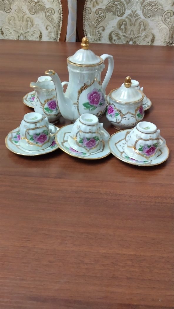 Продам кофейный сервиз с декором из Роз.