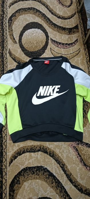Vând bluza Nike originala
