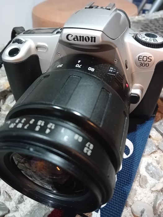 Vand Canon 300 cu obiectiv